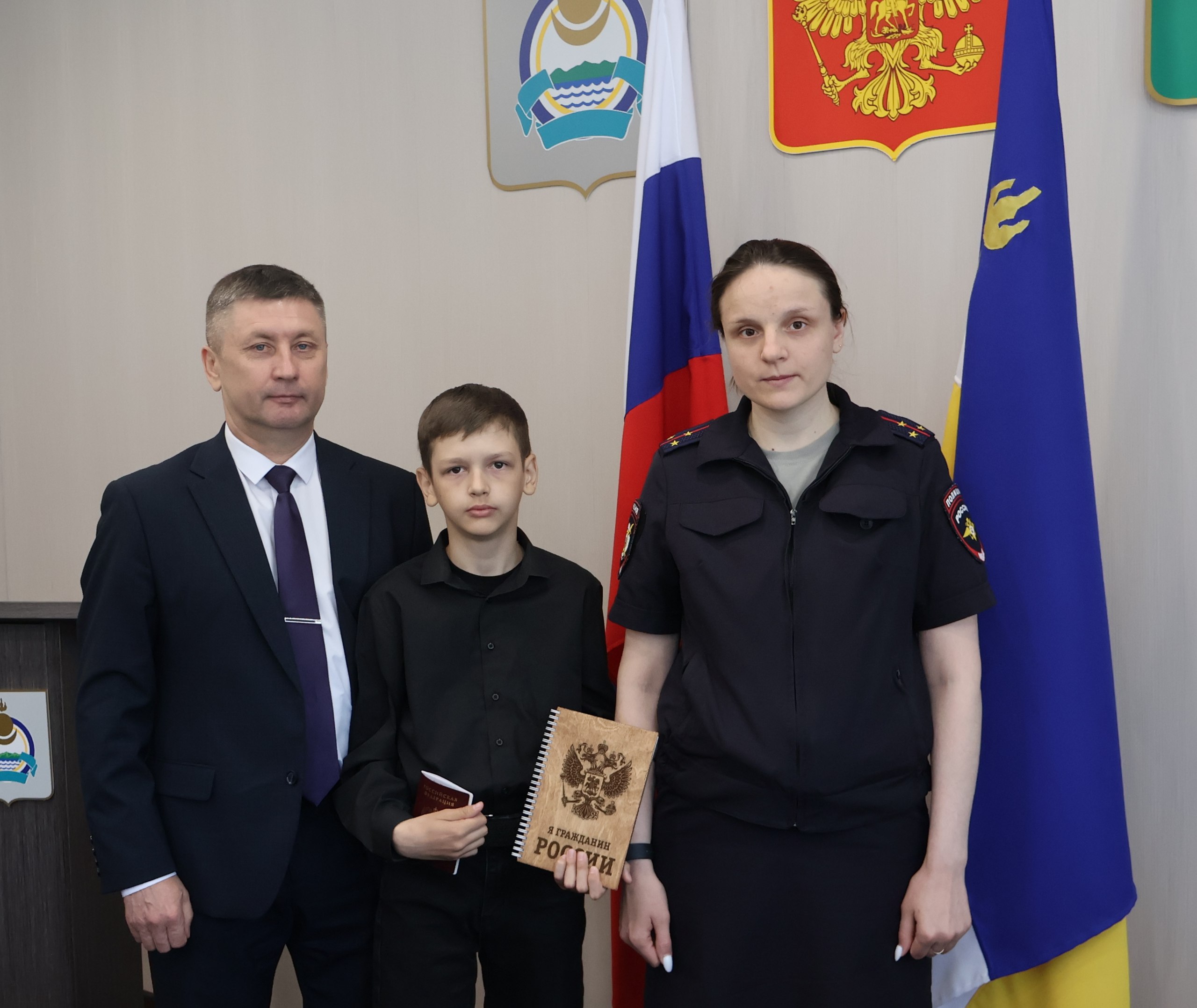На еженедельном планерном совещании Глава Северобайкальска Олег Котов вручил паспорта юным гражданам города.