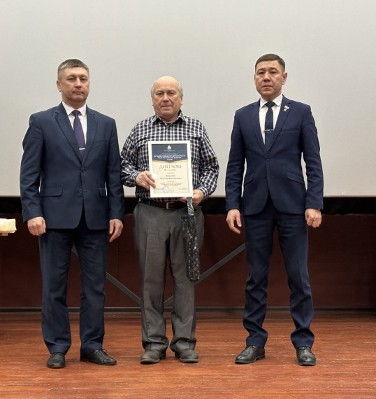Олег Котов, Глава Северобайкальска, и Евгений Бутаков, председатель Совета депутатов, вручили заслуженные награды на общегородском планерном совещании.. Олег Котов, Глава Северобайкальска, и Евгений Бутаков, председатель Совета депутатов, вручили заслуженные награды на общегородском планерном совещании..